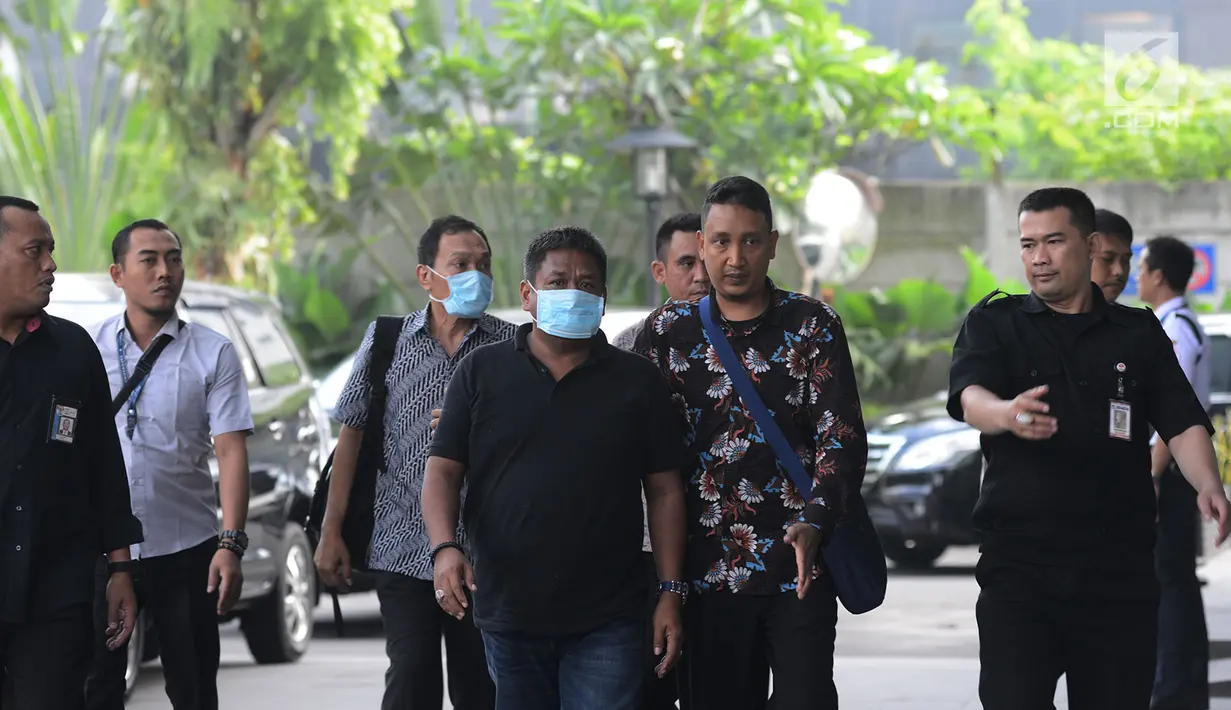 Hakim Kayat (belakang batik abu-abu) dan orang yang berperkara kasus suap bebaskan terdakwa PN Balikpapan Papan tiba di KPK, Jakarta, Sabtu (4/5/2019). KPK mengamankan duit sekitar Rp 100 juta yang diduga terkait suap dalam penanganan kasus penipuan di persidangan. (merdeka.com/Imam Buhori)