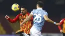 Pemain Benevento, Gianluca Caprari, berebut bola dengan pemain Lazio, Stefan Radu, pada laga Liga Italia di Stadion Vigorito, Rabu (16/12/2020). Kedua tim bermain imbang 1-1. (Alessandro Garofalo/LaPresse via AP)