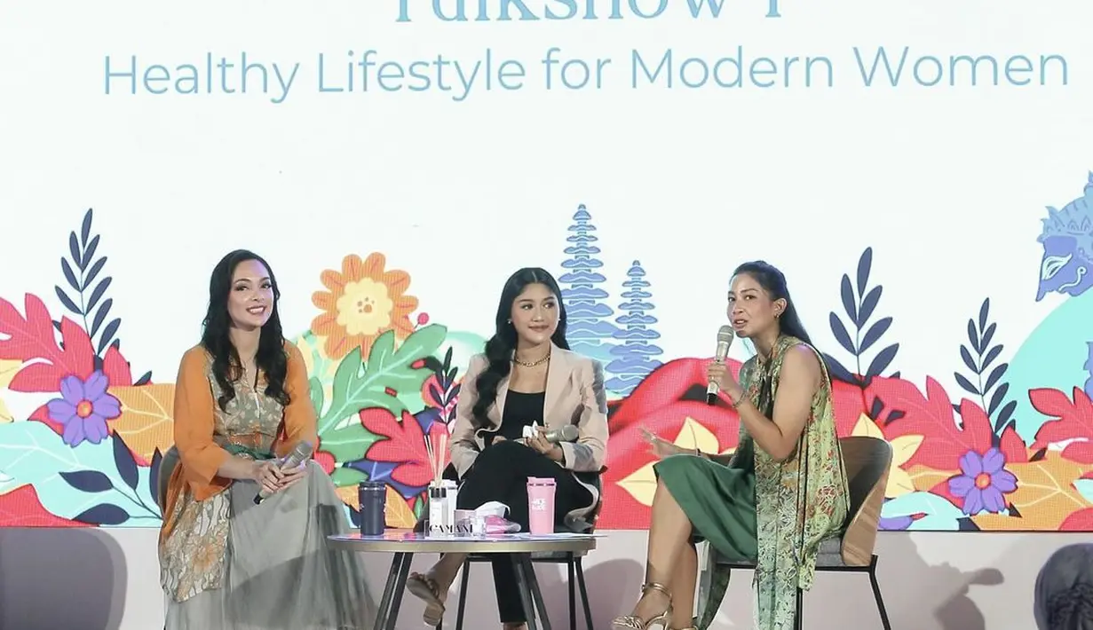 Tampilan Erina Gudono juga terlihat mewah dengan 3D Montaigne Choker dari Dior seharga Rp12jutaan [@erinagudono]