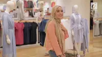 Berikut padu padan busana kasual dari koleksi terbaru Uniqlo x Hana Tajima. (Foto: Vidio.com)