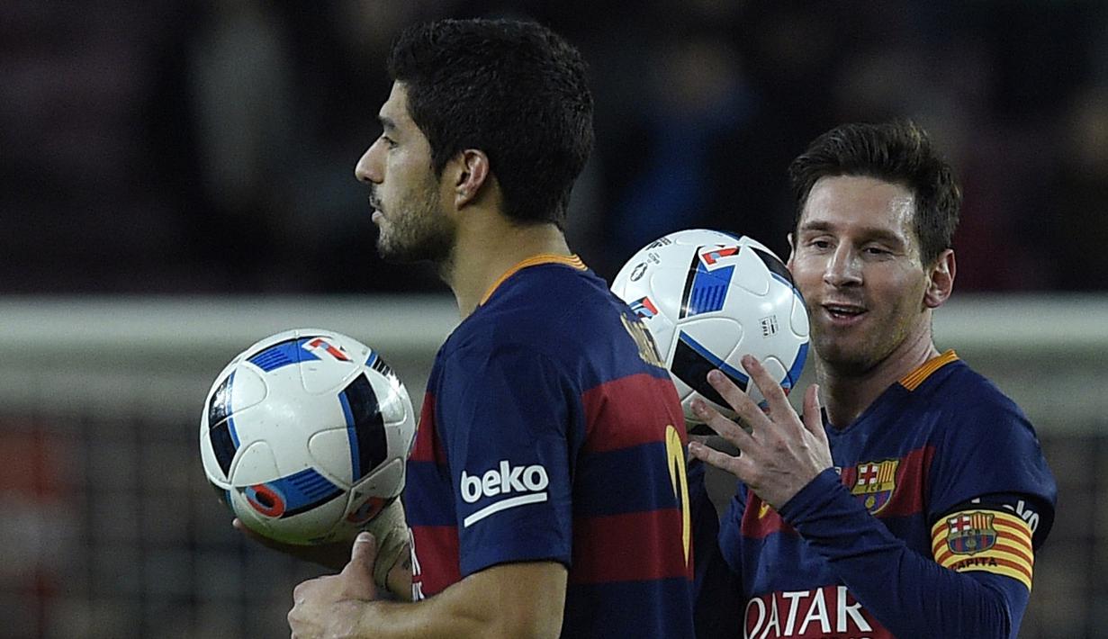 Luis Suarez dan Lionel Messi membawa bola setelah mengalahkan Valencia pada leg pertama semifinal  Copa del Rey (King's Cup) di Stadion Camp Nou, Barcelona, Kamis (4/2/2016) dini hari WIB. (AFP/Lluis Gene)
