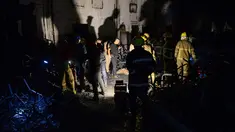 Anggota pertahanan sipil memeriksa lokasi kebakaran yang terjadi saat pernikahan di aula acara di Al-Hamdaniyah, Irak, Selasa (27/9/2023). Sebanyak 100 orang tewas dan lebih dari 150 luka-luka ketika kebakaran terjadi saat pernikahan di sebuah aula acara di Kota Hamdaniyah, kata media pemerintah dan pejabat kesehatan. (Zaid AL-OBEIDI/AFP)