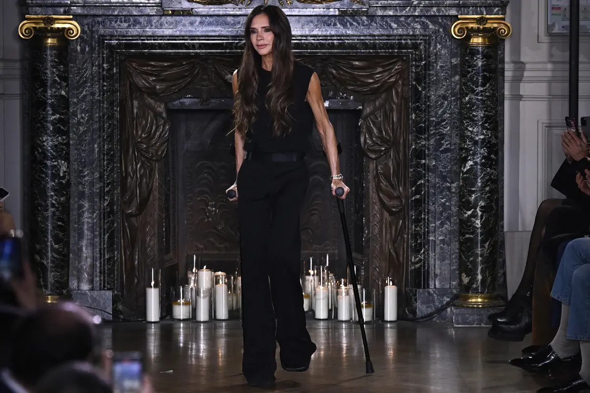 Masih Pakai Kulit Hewan, Show Victoria Beckham di Paris Fashion Week Diserobot Aktivis