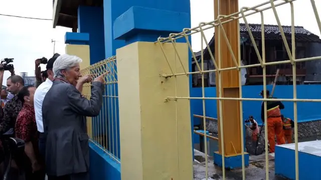 Menko Maritim Luhut Pandjaitan, Gubernur BI Agus Martowardojo bersama MD IMF Christine Lagarde melakukan kunjungan ke TPI Cilincing, Jakarta, Rabu (28/2/2018). (Ilyas/Liputan6.com)