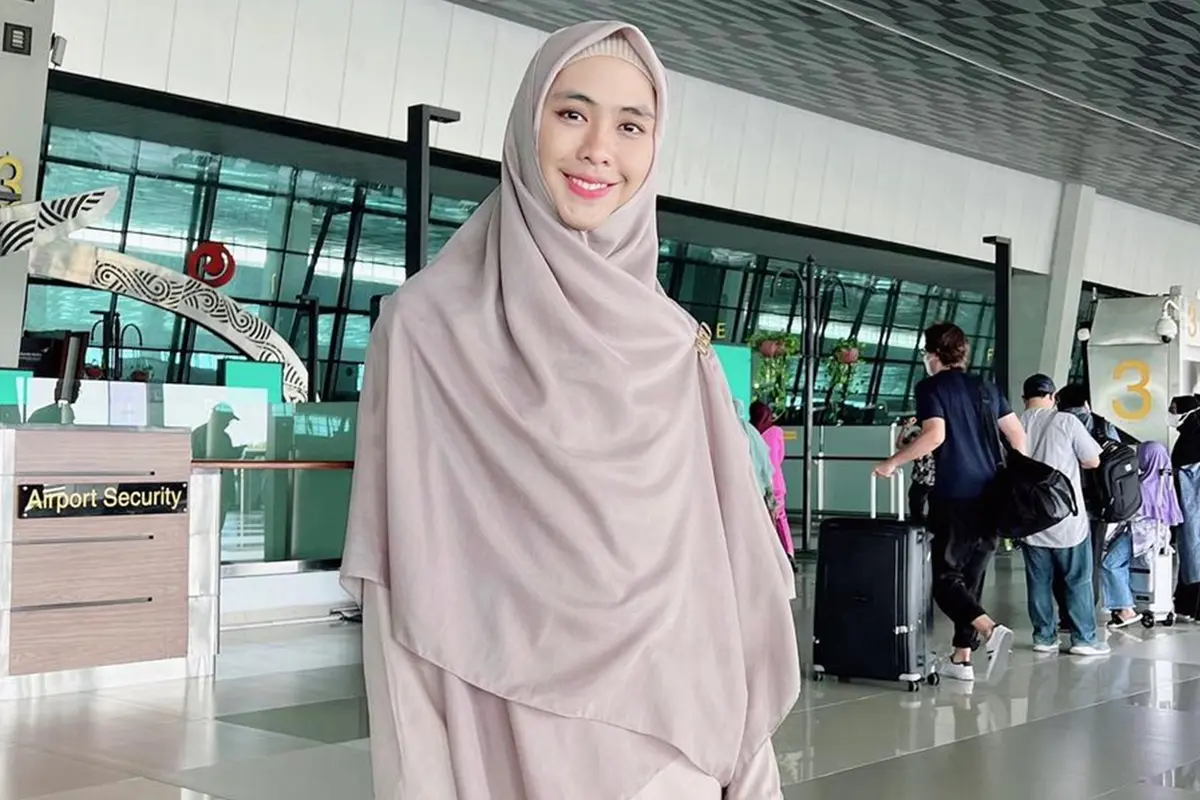 FOTO: Momen Oki Setiana Dewi di Mesir, Antar Putri Sulung Sekolah