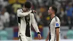 Reaksi pemain timnas Jerman Kai Havertz (kiri) dan Mario Goetze setelah matchday 3 Grup E Piala Dunia 2022 melawan Kosta Rika di Al Bayt Stadium, Jumat (2/12/2022) dini hari WIB. Kegagalan lolos ke babak 16 besar ini menambah catatan buruk Jerman setelah menyandang status juara dunia di Piala Dunia 2014 Brasil. (AP Photo/Martin Meissner)