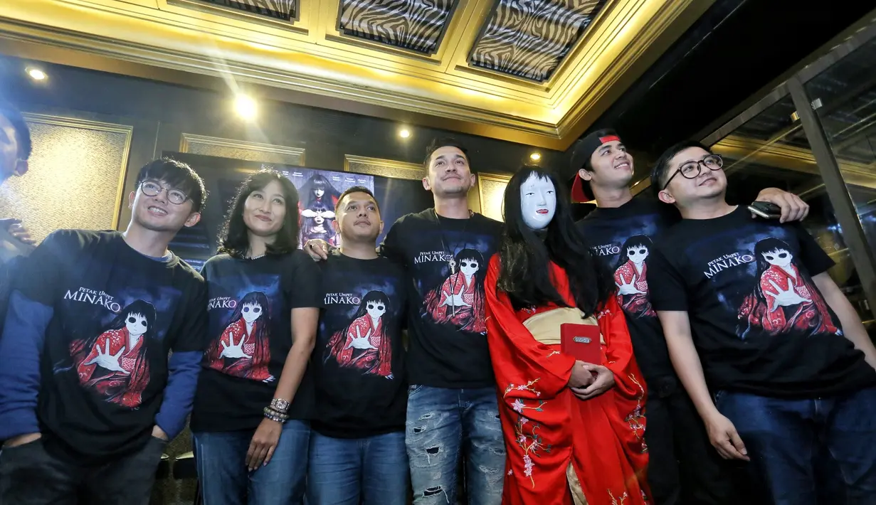 "Oh iya, itu serem loh, bener. Dia senyum-senyum gitu. Biasanya aku sama dia (kru yang kerasukan) ngobrol, pas selesai take, buka pintu kok langsung begitu," ujar Miller Khan. (Adrian Putra/Bintang.com)