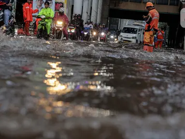 Sejumlah kendaraan melintasi genangan air di kawasan Pasar Cipulir, Jakarta Selatan, Selasa (5/11/2024). (Liputan6.com/Angga Yuniar)