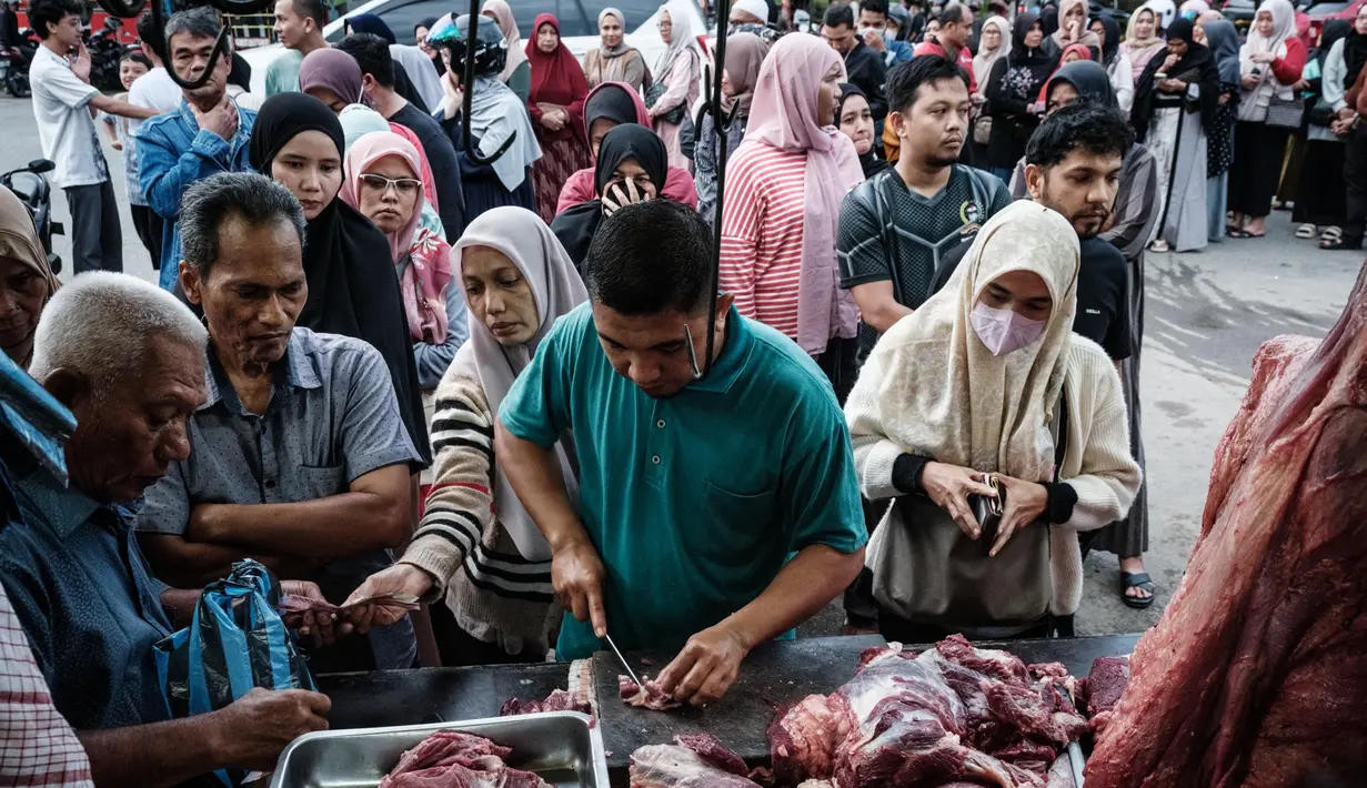 Pada hari meugang, masyarakat Aceh berbondong-bondong membeli daging untuk dimasak dan disantap bersama keluarga. Tradisi ini telah diwariskan secara turun-temurun dalam masyarakat Aceh. (YASUYOSHI CHIBA/AFP)