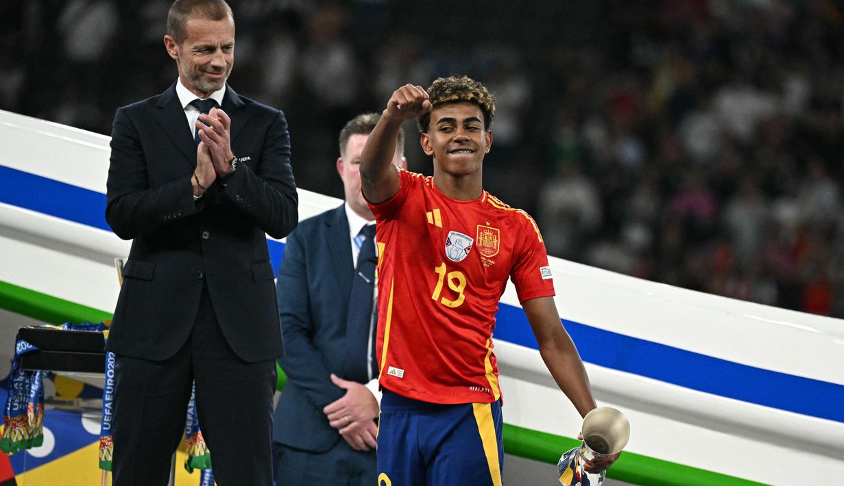 Lamine Yamal yang saat ini bermain di klub Barcelona baru genap berusia 17 tahun pada 13 Juli 2024 lalu. (JAVIER SORIANO/AFP)