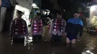 Polisi menyisir warga yang terjebak banjir. (Ady Anugrahadi/Liputan6.com)