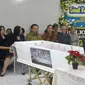 Ahok melayat istri Henk Ngantung. (Liputan6.com/Andi Muttya Keteng)