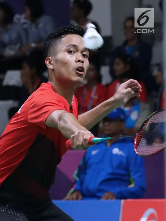 Tunggal putra Indonesia, Anthony Sinisuka Ginting mengembalikan kok ke arah pemain India, Srikanth Nammaiwar Kidambi pada perempat final Bulutangkis Beregu Putra Asian Games 2018 di Jakarta, Senin (20/8). (Liputan6.com/Helmi Fithriansyah)
