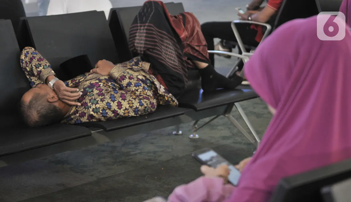 Calon Jemaah umrah menunggu kepastian di Terminal 3 Bandara Soekarno Hatta, Tangerang, Kamis (27/2/2020). Calon Jemaah umrah tertahan di Terminal 3 Soetta, buntut dari kebijakan Kerajaan Arab Saudi menyetop pelayanan visa umrah guna mencegah penyebaran virus corona. (merdeka.com/Iqbal Nugroho)