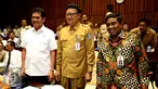 Mendagri Tjahjo Kumolo (tengah), bersama Menpan RB Asman Abnur dan Dirjen Otda Kemendagri, Soni Sumarsono sebelum mengikuti rapat kerja dengan Komisi II DPR di Kompleks Parlemen, Senayan, Jakarta, Selasa (6/12). (Liputan6.com/Johan Tallo)