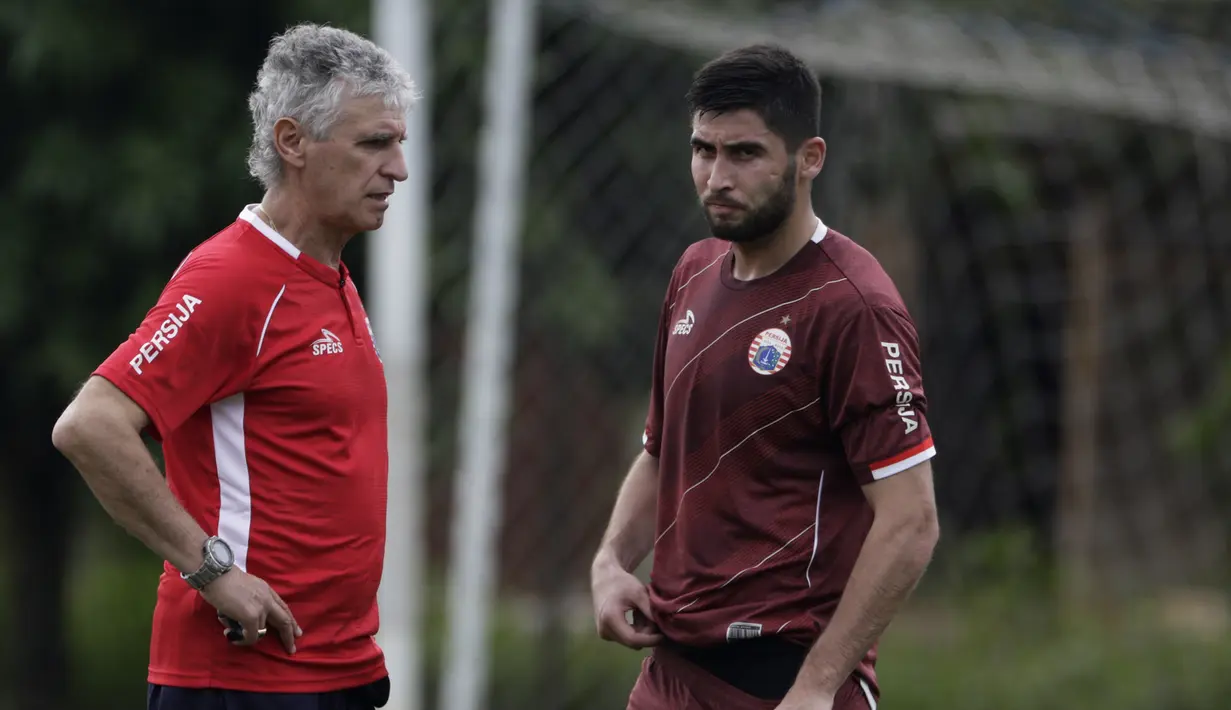 Pelatih Persija Jakarta, Ivan Kolev, berdiskusi dengan Jakhongir Abdumuminov saat latihan di Lapangan Sutasoma, Jakarta, Rabu (16/1). Ini merupakan latihan perdana yang dipimpin oleh Ivan Kolev. (Bola.com/Yoppy Renato)