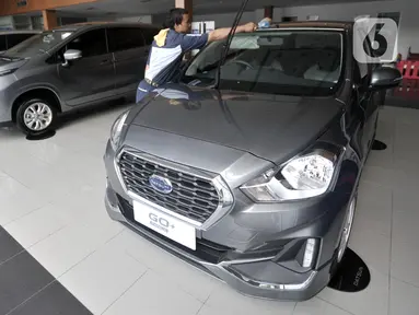 Pekerja membersihkan mobil Datsun Go+ Panca di Diler Nissan kawasan Pulogadung, Jakarta, Rabu (27/11/2019). PT Nissan Motor Indonesia berencana untuk menghentikan produksi Datsun di Indonesia pada 2020 mendatang. (merdeka.com/Iqbal Nugroho)