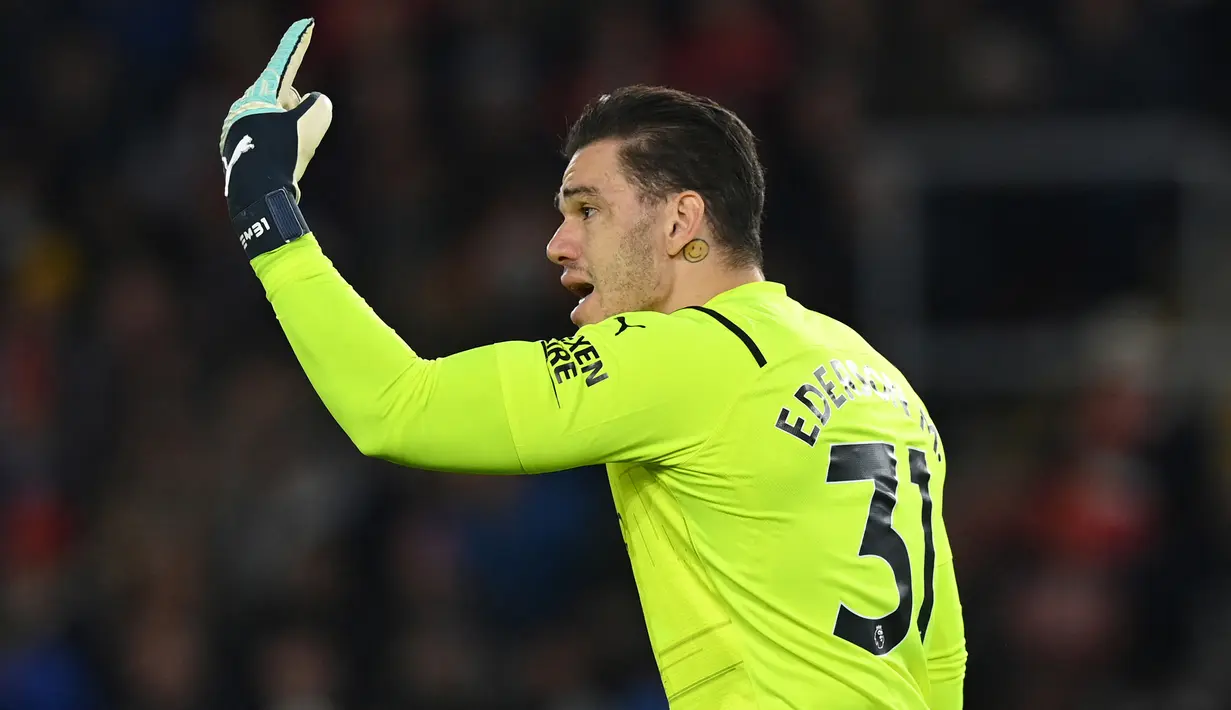 Ederson Moraes. Kiper Manchester City asal Brasil berusia 28 tahun yang telah 5 musim berseragam The Citizens ini telah mencetak 17 kali clean sheet dari total 34 laga. Rinciannya, 15 kali di Liga Inggris, 1 kali di Liga Champions dan 1 kali di Piala FA. (AFP/Glyn Kirk)