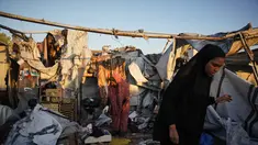 Warga Palestina yang mengungsi memeriksa kerusakan akibat serangan tentara Israel di kamp tenda mereka di Deir al-Balah, Jalur Gaza, Rabu 29 Oktober 2025. Serangan tersebut menyebabkan beberapa warga Palestina tewas, termasuk rusaknya sejumlah tenda pengungsian. (AP Photo/Abdel Kareem Hana)