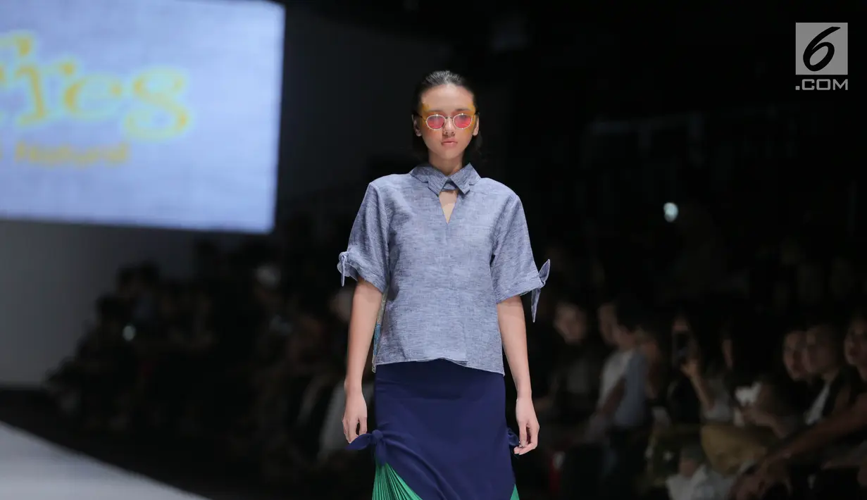 Model membawakan busana koleksi Friederich Herman pada Jakarta Fashion Week 2018 di Senayan City, Jakarta, Senin (23/10). Dalam ajang fashion tersebut Friederich Herman mengangkat tema 'The Burst Of Personalities Within'. (Liputan6.com/Faizal Fanani)