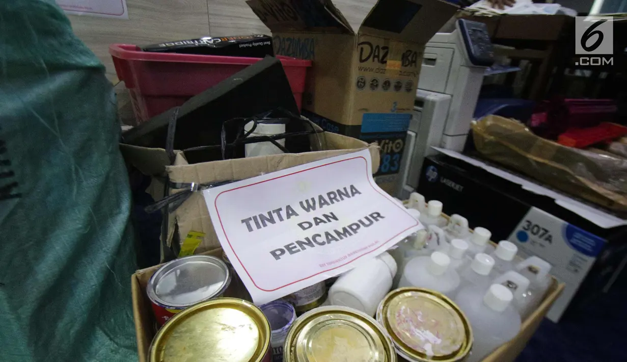 Barang bukti tinta warna dan pencampur diperlihatkan saat rilis uang palsu oleh Dirtipideksus di Jakarta, Kamis (7/11). Polisi mendapati barang bukti uang palsu pecahan Rp 100 ribu sebanyak 500 lembar siap edar. (Liputan6.com/Faizal Fanani)