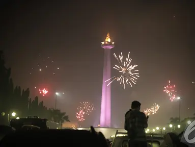 Suasana malam tahun baru di kawasan Monas, Jakarta, Kamis (1/1/2015). (Liputan6.com/Faizal Fanani)