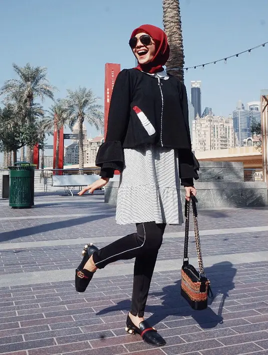 Istri dari Irwansyah yang satu ini kerap memilih nuansa monokrom. Dan kali ini ia memadukannya dengan hijab berwarna merah. Gayanya yang satu ini tampak modis banget, apalagi dengan kacamata hitamnya. (Instagram/zaskiasungkar15)