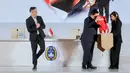 Pelatih Timnas Indonesia, John Herdman, tampak tersenyum saat Ketua PSSI, Erick Thohir, akan memberikan jersey pada acara perkenalan pelatih baru Timnas Indonesia di Hotel Mulia Senayan, Jakarta, Selasa pagi (13/1/2026). (Bola.com/Bagaskara Lazuardi)