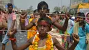 Dua orang pria mengikuti sebuah prosesi untuk menghormati dewi Hindu Maha Mariamman (Sheetla Mata) untuk menandai Hari Ibu di Amritsar, India, Minggu (14/5). AFP FOTO / NARINDER NANU)