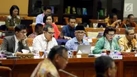 Agus Rahardjo (tengah) bersama pimpinan KPK lainnya mengikuti RDP di Senayan, Jakarta, Senin (11/9). Rapat tersebut membahas Sistem Pengawasan terhadap Pengelolaan dan Manajemen Aset Hasil tindak Pidana Korupsi di KPK. (Liputan6.com/Johan Tallo)