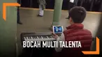 Seorang bocah laki-laki sangat pandai memainkan piano dan game komputer. Tak tanggung-tanggung ia memainkannya sekaligus secara bersamaan.