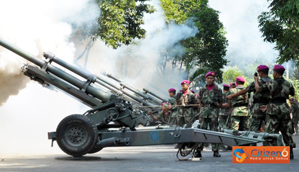 Citizen6, Jawa Timur: Korps Marinir melakukan 17 kali penembakan Meriam 105 MM di Gedung Grahadi Surabaya, Rabu (17/8). Meriam diledakan untuk memperingati detik-detik kemerdekaan Indonesia. (Pengirim: Budi Abdillah)