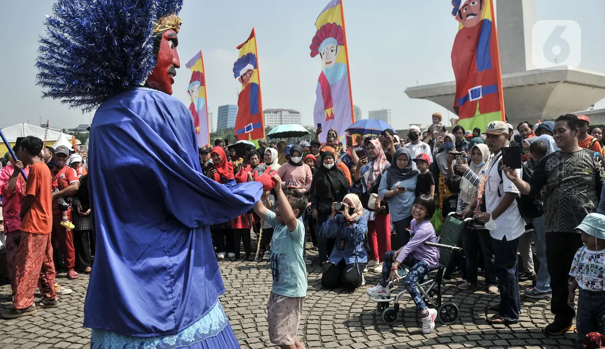 Suasana meriah Lebaran Betawi 2023 terasa dengan ramainya masyarakat yang datang menyaksikan beragam rangkaian acara. (merdeka.com/Iqbal S. Nugroho)