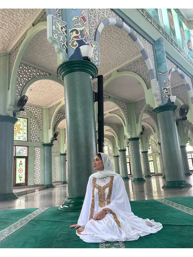 6 Potret Amanda Gonzales Pakai Hijab, Banjir Pujian saat Ikut Tausiah