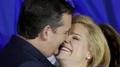Calon presiden AS, Ted Cruz saat mencium istrinya Heidi saat melakukan kampanye  di Milwaukee , Wisconsin , Amerika Serikat , 5 April 2016. Cruz adalah anggota dari Partai Republik. (REUTERS / Jim Young)