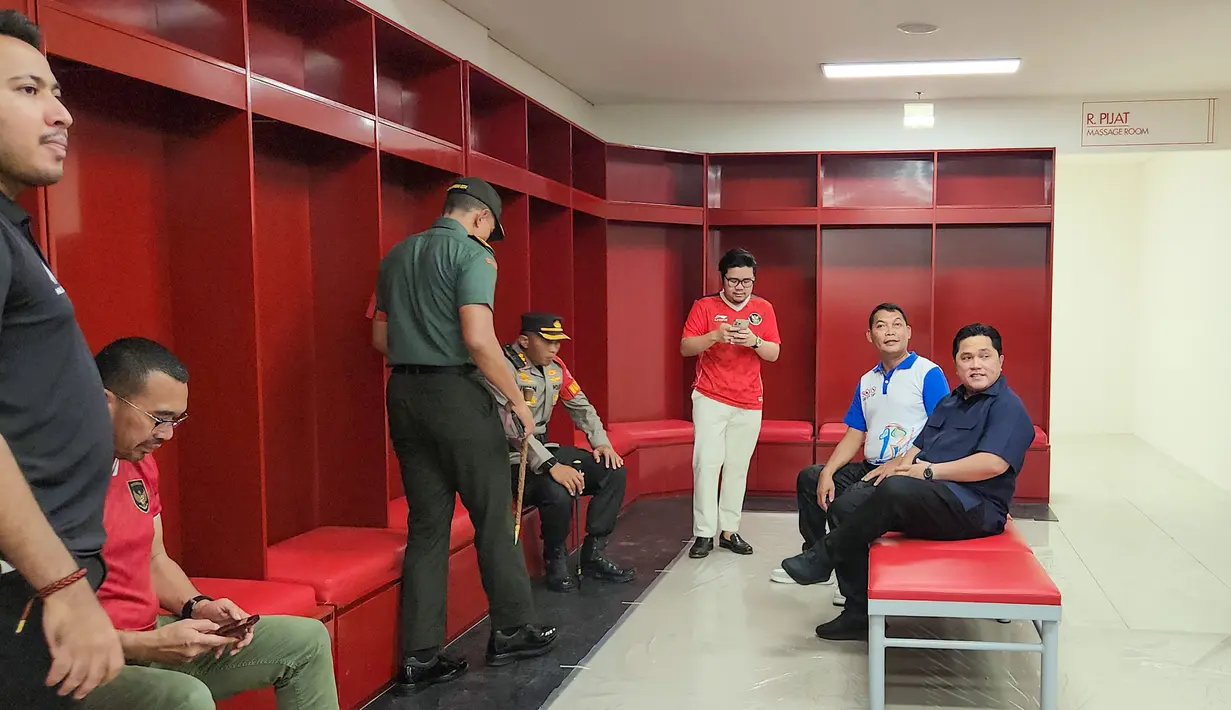Ketua Umum PSSI, Erick Thohir (kanan), meninjau ruang ganti pemain di Stadion Manahan, Minggu (4/6/2023). Kunjungan Erick Thohir untuk memastikan Stadion Manahan siap menyelenggarakan Kualifikasi Piala Asia U-23 2024 yang akan berlangsung pada 6 hingga 12 September 2023. (Bola.com/Radifa Arsa)