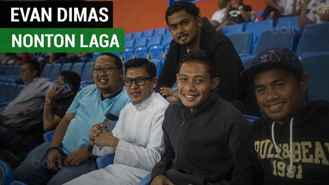 Berita video momen Evan Dimas menyaksikan David Laly melakoni laga debut di Liga Premier Malaysia di Stadion Shah Alam, Jumat (2/1/2018).