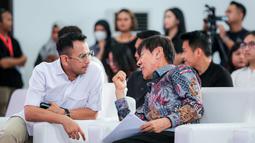 Pelatih Timnas Indonesia, Shin Tae-yong (kanan) berbincang dengan Raffi Ahmad sebelum acara peluncuran STY Foundation yang berlangsung di Rans Office, Serpong, Tangerang Selatan, Senin (04/11/2024). (Bola.com/Bagaskara Lazuardi)