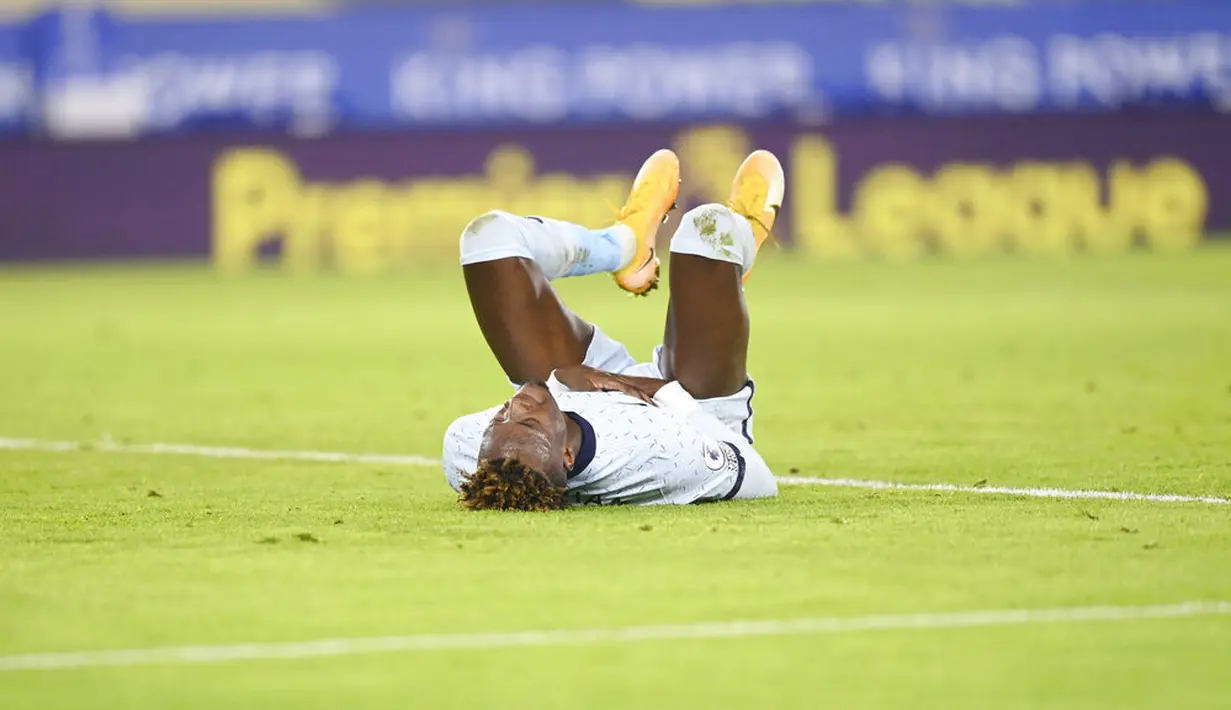 Striker Chelsea, Tammy Abraham, tergeletak di lapangan saat melawan Leicester City pada laga Liga Inggris di Stadion King Power, Selasa (19/1/2021). Chelsea takluk dengan skor 2-0. (AP Photo/Rui Vieira, Pool)