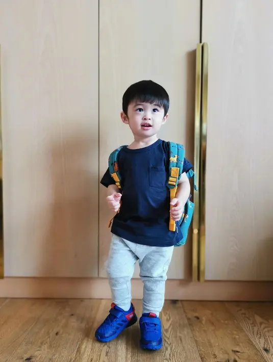 Dalam unggahan tersebut juga disertakan keterangan yang menuliskan bahwa Rafa berjualan es krim karena sekolahnya diliburkan. Untuk sistem pembayarannya pun tidak menerima uang cash.(Instagram/raphaelmoeis)