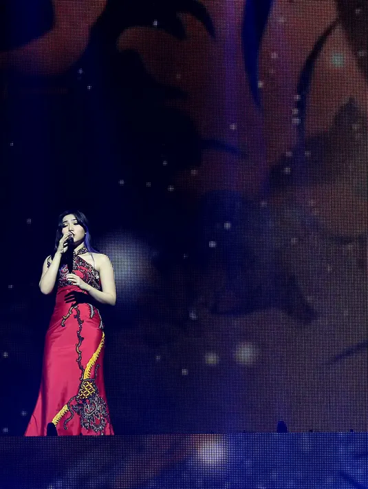 Lagu 'Bubuy Bulan' di sajikan dengan apik kedua penyanyi ini. Iringan Erwin Gutawa Orchestra dan Oni and Friends membuat ribuan penonton di Istora terbawa suasana. (Andy Masela/Bintang.com)