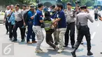 Pengunjuk rasa diamankan petugas saat aksi memperingati 1 Desember yang diartikan sebagai hari kemerdekaan Papua di Bundaran HI, Jakarta, Selasa (1/12). Aksi itu diikuti ratusan orang Papua yang berdomisili di Jawa dan Bali. (Liputan6.com/Faizal Fanani)