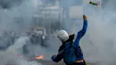 Aktivis oposisi Venezuela bentrok dengan polisi anti huru hara saat demonstrasi menentang Presiden Nicolas Maduro di Caracas,  Venezuela, Rabu (26/4). Hingga kini, bentrokan antara demonstran dan polisi telah menyebabkan 26 orang tewas. (AFP PHOTO) 