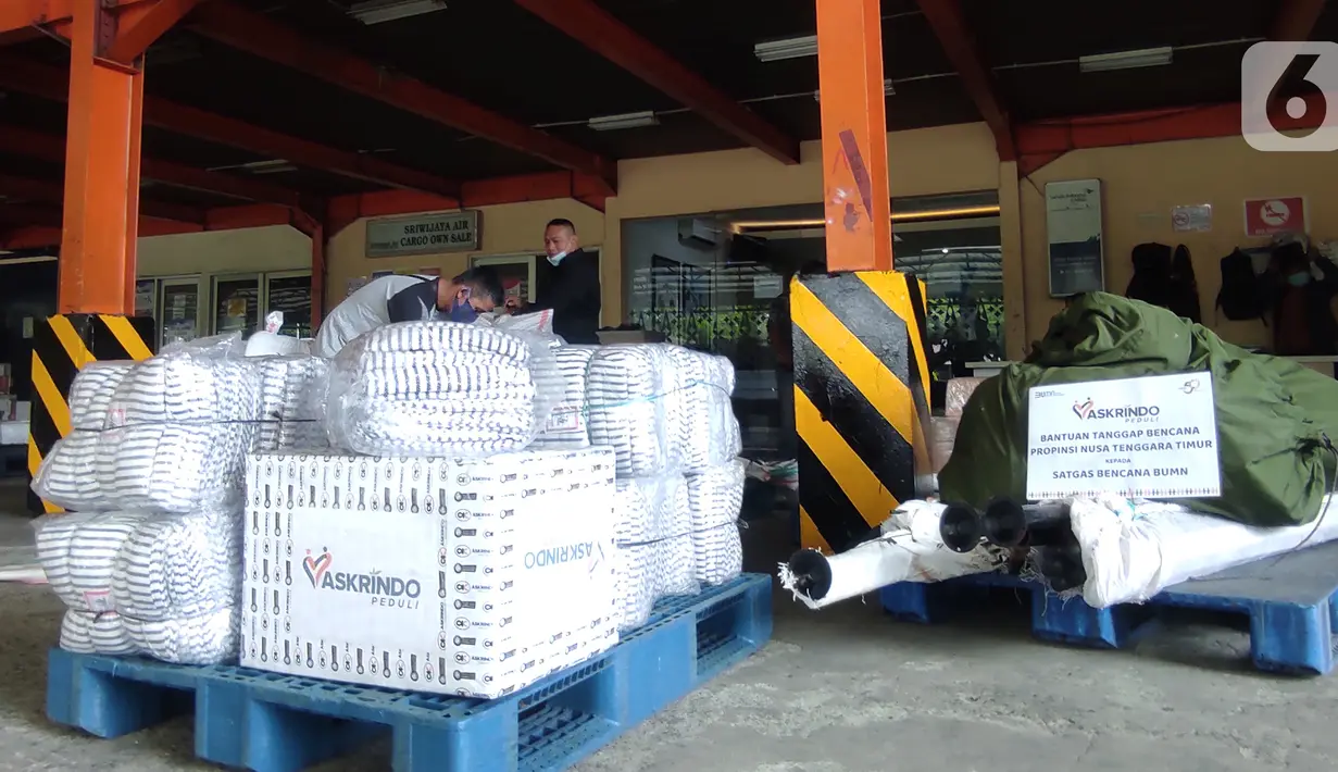 Sebanyak dua unit tenda kompi, 1000 pcs selimut dan rendang siap saji dari mitra binaan Askrindo disalurkan untuk para pengungsi korban banjir bandang. Bantuan tersebut akan diterima oleh Satgas Bencana BUMN Provinsi NTT. (Liputan6.com/Pool/Askrindo)
