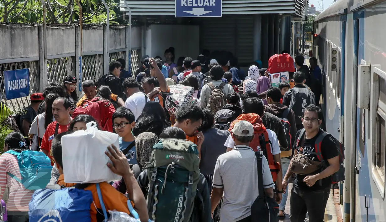 Sejumlah penumpang tiba  di Stasiun Senen, Jakarta, Minggu (3/1/2016). Kedatangan arus balik libur Natal dan Tahun Baru dari sejumlah daerah Pulau Jawa hingga pukul 13.00 WIB tercatat sebanyak 398.947 orang. (Liputan6.com/Faizal Fanani)