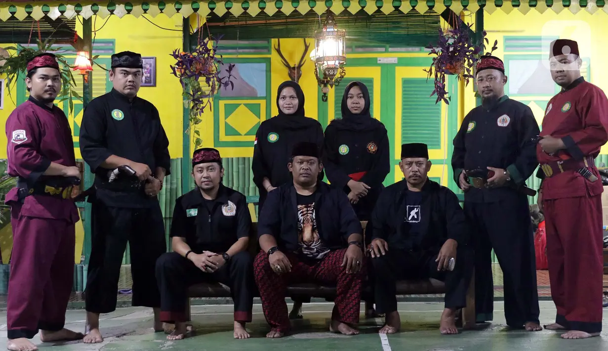 Pimpinan Sanggar Saung Dji’ih, Nahrowi atau biasa disapa Bang Awi (tengah) bersama pengurus inti berpose saat ditemui di Kawasan Cinere, Depok, Minggu (21/02/2021). Sanggar Saung Dji’ih merupakan wadah pelestarian adat dan budaya Betawi. (Liputan6.com/Helmi Fithriansyah)
