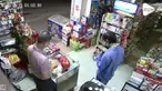 Aksi perampokan dengan menggunakan senjata tajam di sebuah toko di China. Upaya tersebut digagalkan oleh pemilik toko.