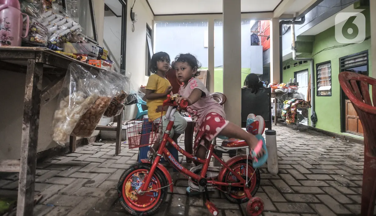 Aktivitas warga saat kembali menempati rumah saat proyek 'rumah panggung' hampir rampung di Kebon Pala, Kelurahan Kampung Melayu, Jakarta Timur, Rabu (2/6/2021).  Sebagian warga sudah mulai kembali menempati rumah panggung yang berada di RT 13 RW 04 Kebon Pala tersebut. (merdeka.com/Iqbal S Nugroho)