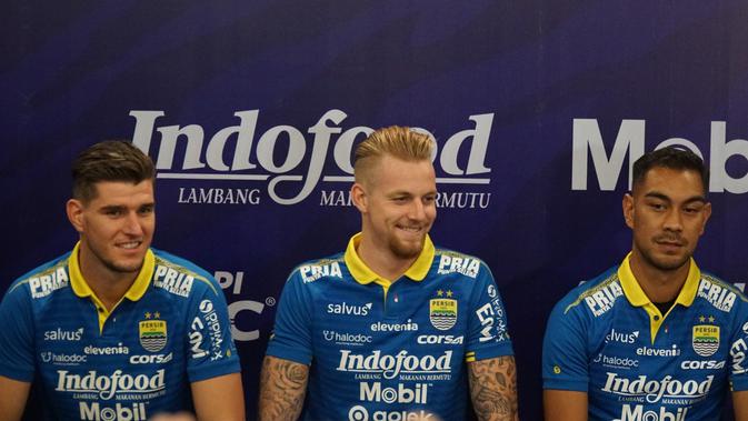 Tiga pemain baru Persib Bandung Nick Kuipers, Kevin van Kippersluis dan Omid Nazari resmi diperkenalkan kepada publik di Bandung, Selasa (20/8/2019). (Liputan6.com/Huyogo Simbolon)