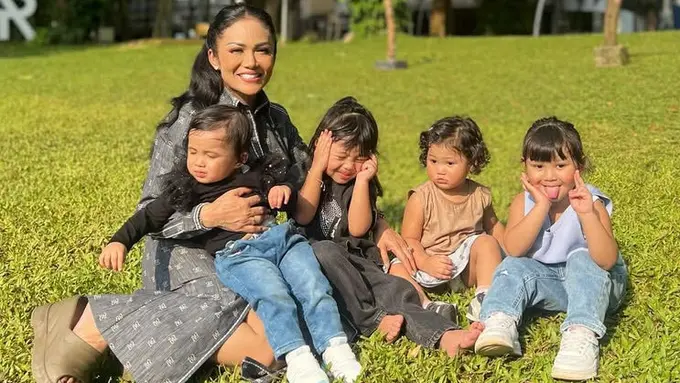 Gaya Dua Anak Aurel Hermansyah saat Dimomong Krisdayanti Keliling Jakarta